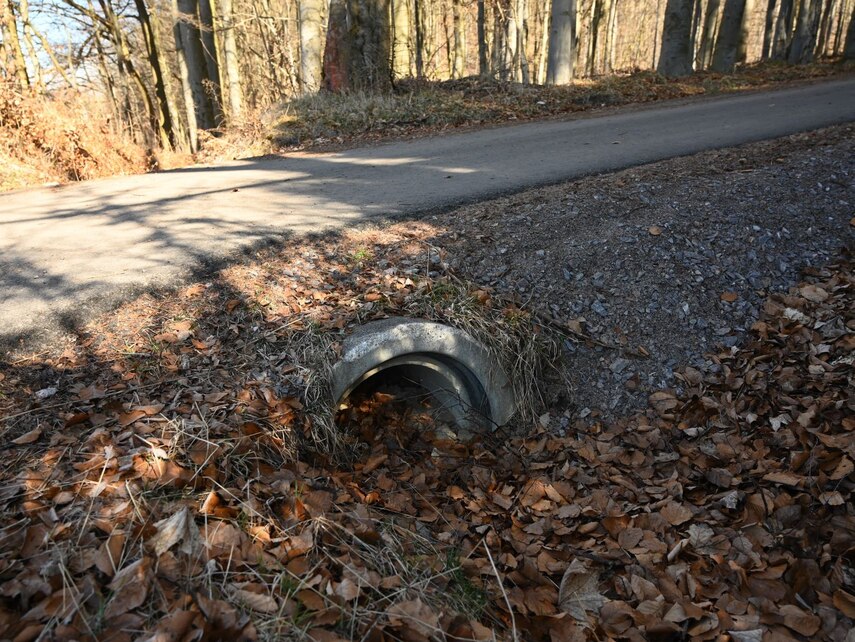 Durchlass unter dem Weg durch