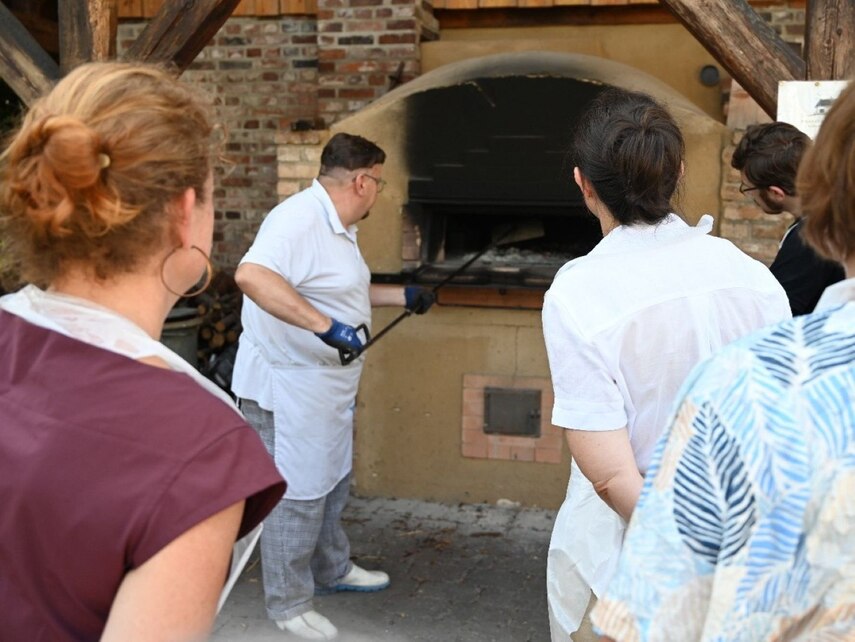 Brote werden aus dem Ofen geholt