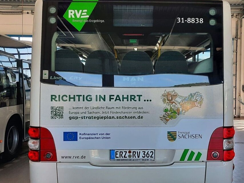 Werbeanzeige auf Linienbusrückseite