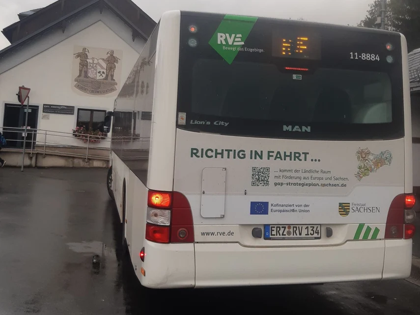 ein Bus mit GAP-SP-Werbung an einer Haltestelle