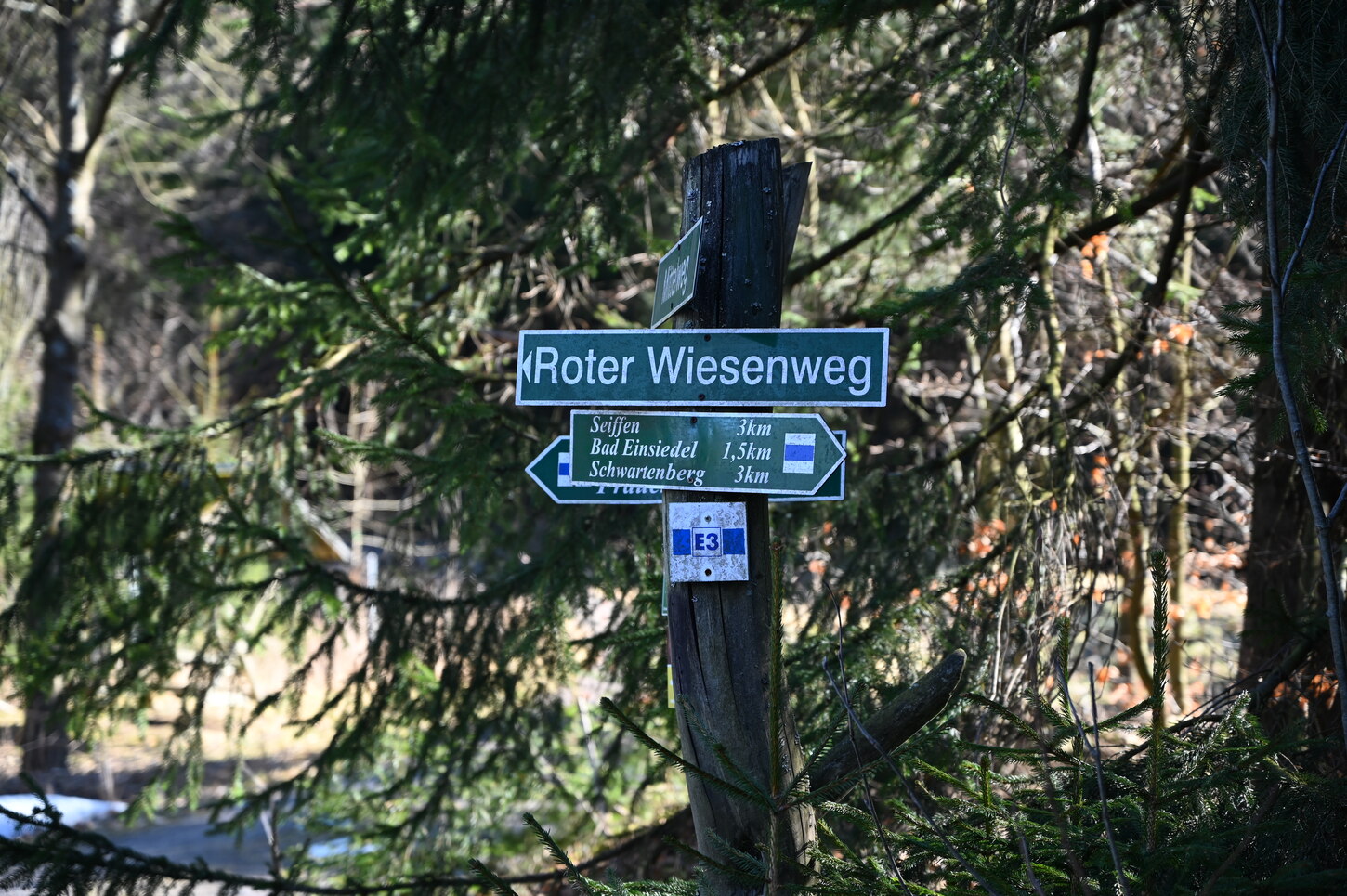 Wegweiser mit mehreren Hinweisen