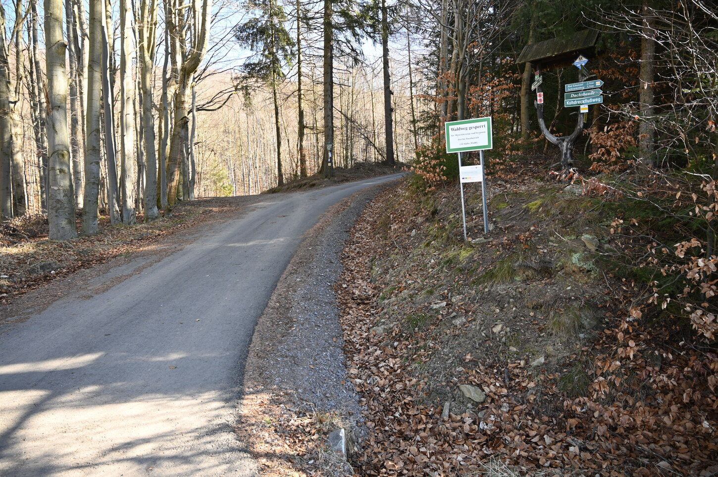 Weg mit Durchlass, Wegweiser und Gesperrt-Schild