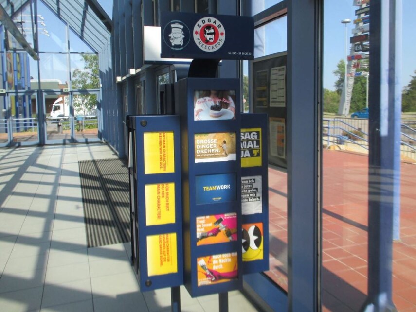 Ständer mit Gratispostkarten in einem Kino