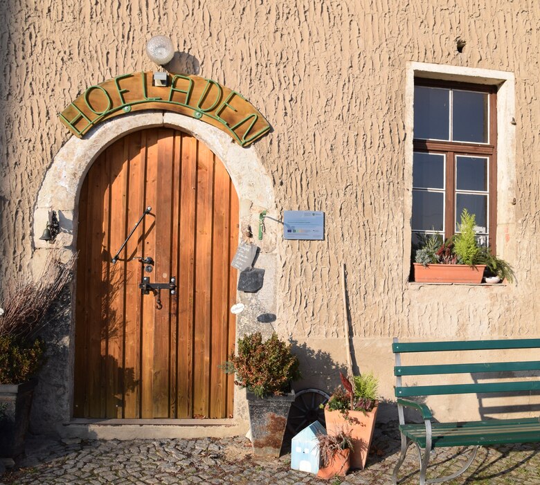 Hofladen mit angebrachter Erläuterungstafel