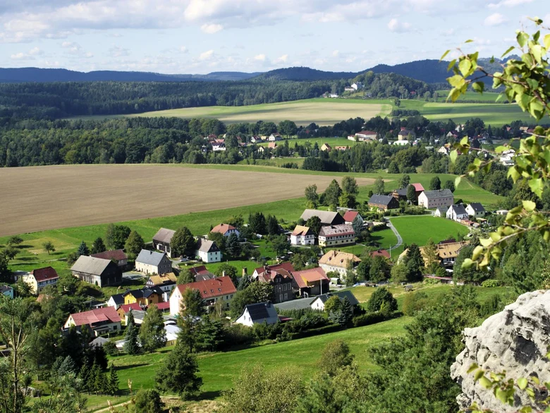 sächsisches Dorf Fernsicht im Sonnenschein