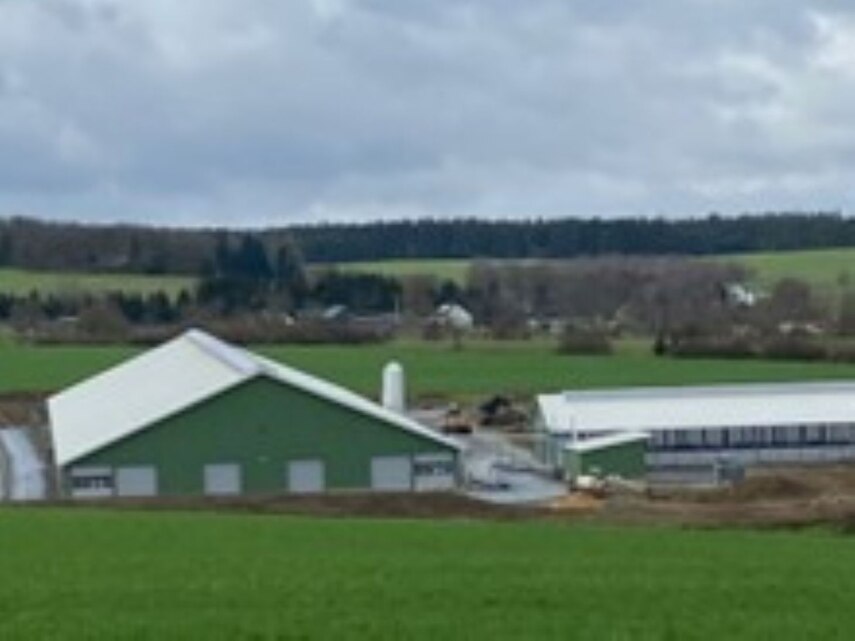 Stallgebäude von außen