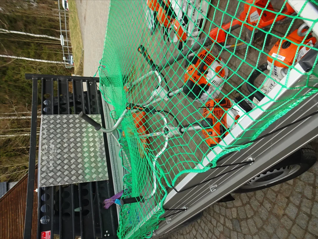 Rasentrimmer im Pkw Anhänger