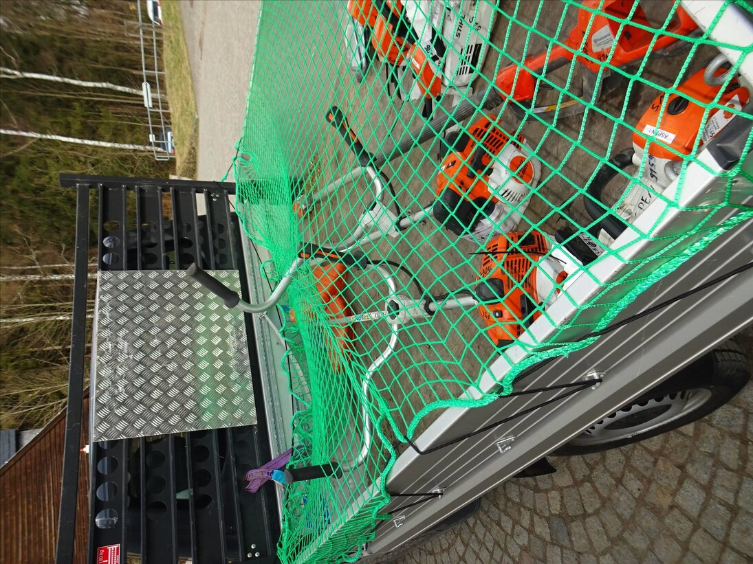 Rasentrimmer im Pkw Anhänger
