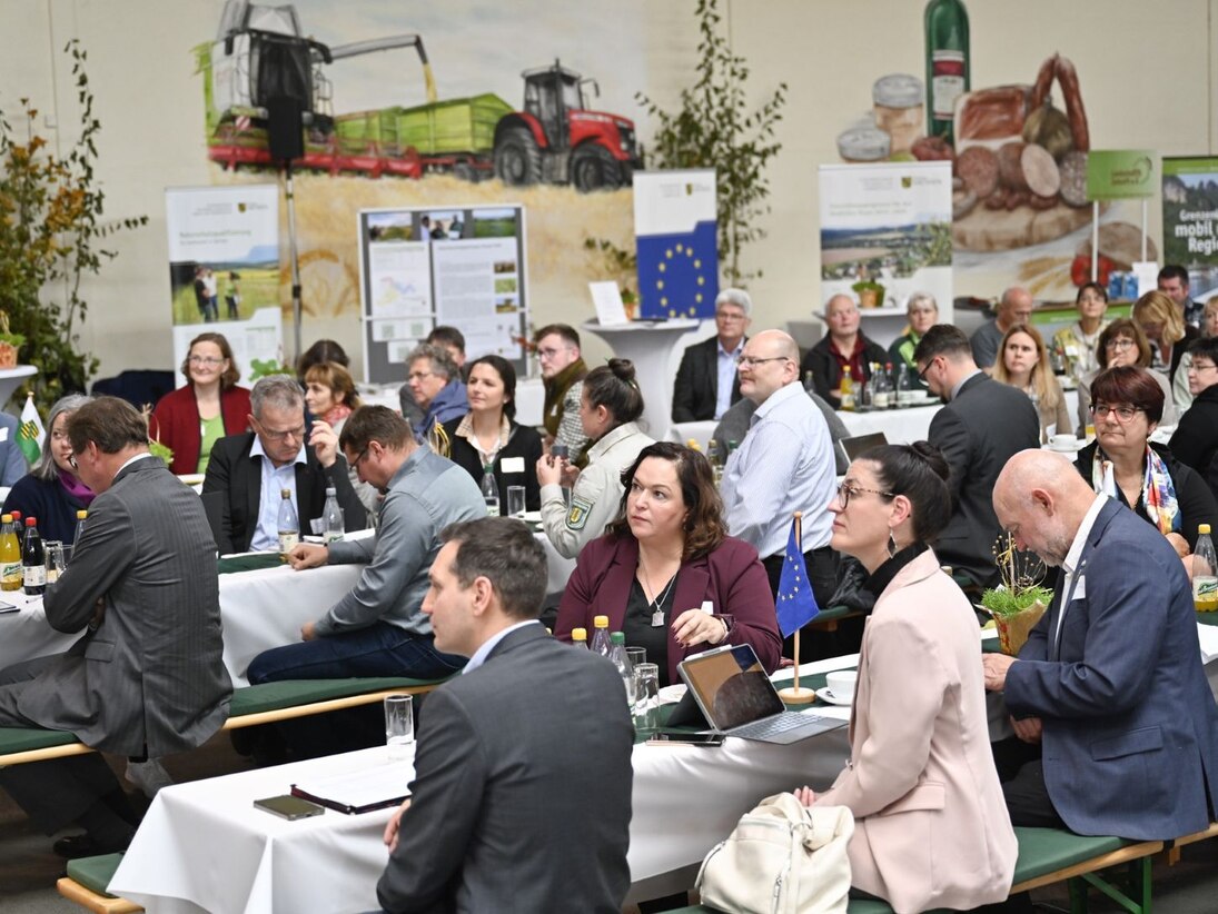 Menschen hören gespannt zu