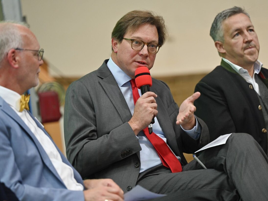 Herr StM von Breitenbuch spricht