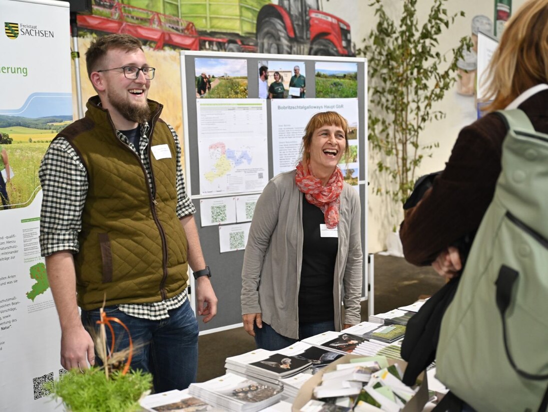 Fröhliche Stimmung am Stand